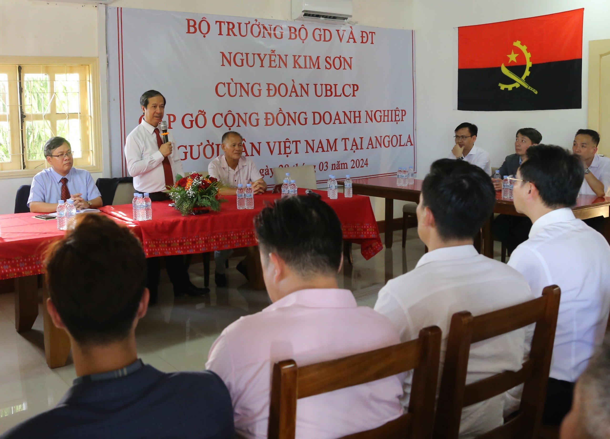 Bộ trưởng Nguyễn Kim Sơn gặp gỡ đại diện cộng đồng người Việt tại Angola.