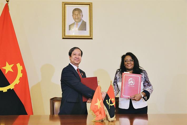 Bộ trưởng Nguyễn Kim Sơn và Bộ trưởng Maria do Rosário Bragança trao đổi Biên bản Kỳ họp lần thứ VII Uỷ ban liên Chính phủ Việt Nam - Angola.