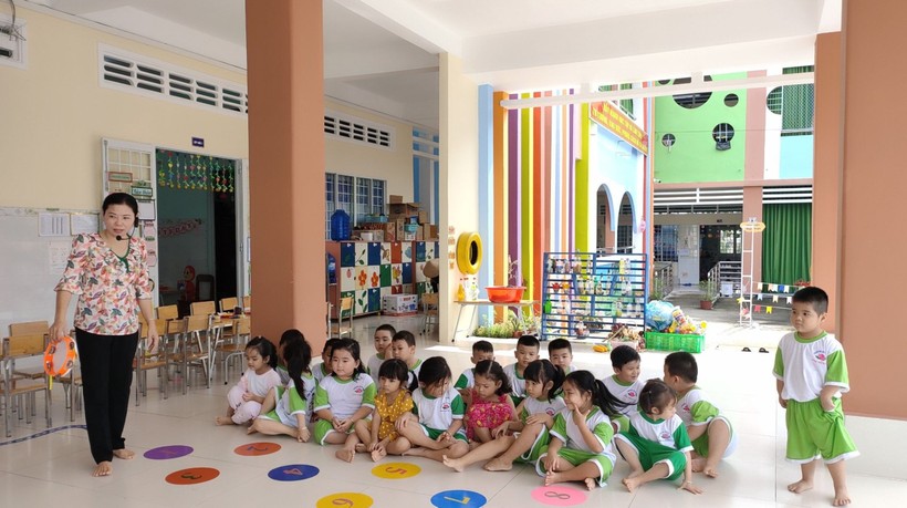 Cô Đỗ Kim Phượng và trẻ Trường Mầm non Hoa Hồng 2 (Bình Minh, Vĩnh Long) trong giờ học.