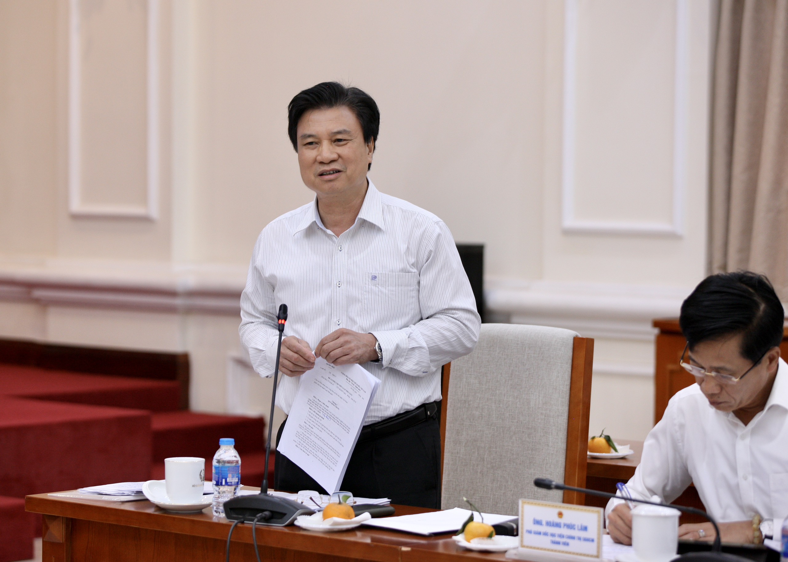 Phiên họp nhận được 10 ý kiến góp ý của các chuyên gia. Trong ảnh: Nguyên Thứ trưởng Bộ GD&ĐT Nguyễn Hữu Độ phát biểu góp ý dự thảo Luật Nhà giáo.