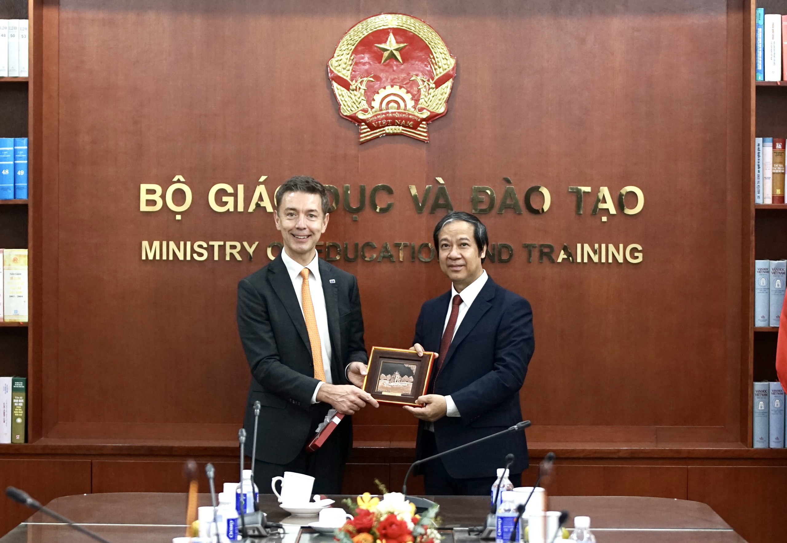 Bộ trưởng Nguyễn Kim Sơn tặng quà lưu niệm cho ngài Julien Guerier nhân dịp Đại sứ đến thăm, làm việc với Bộ GD&ĐT.