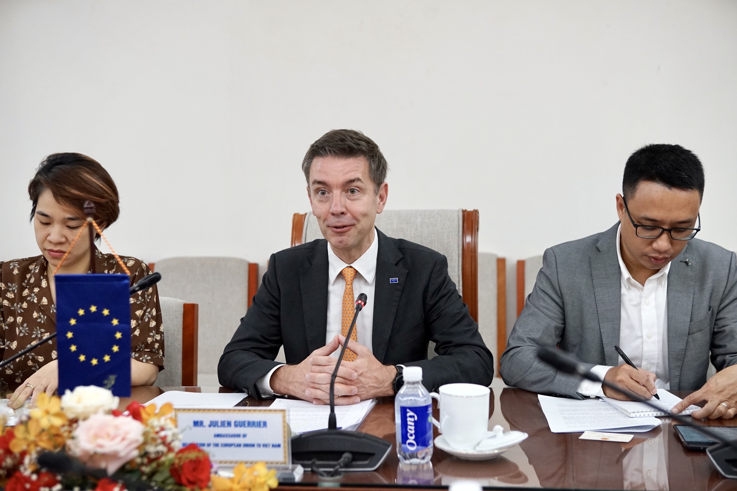 Ngài Julien Guerier, Đại sứ Liên minh Châu Âu tại Việt Nam (giữa ảnh) phát biểu tại buổi tiếp.