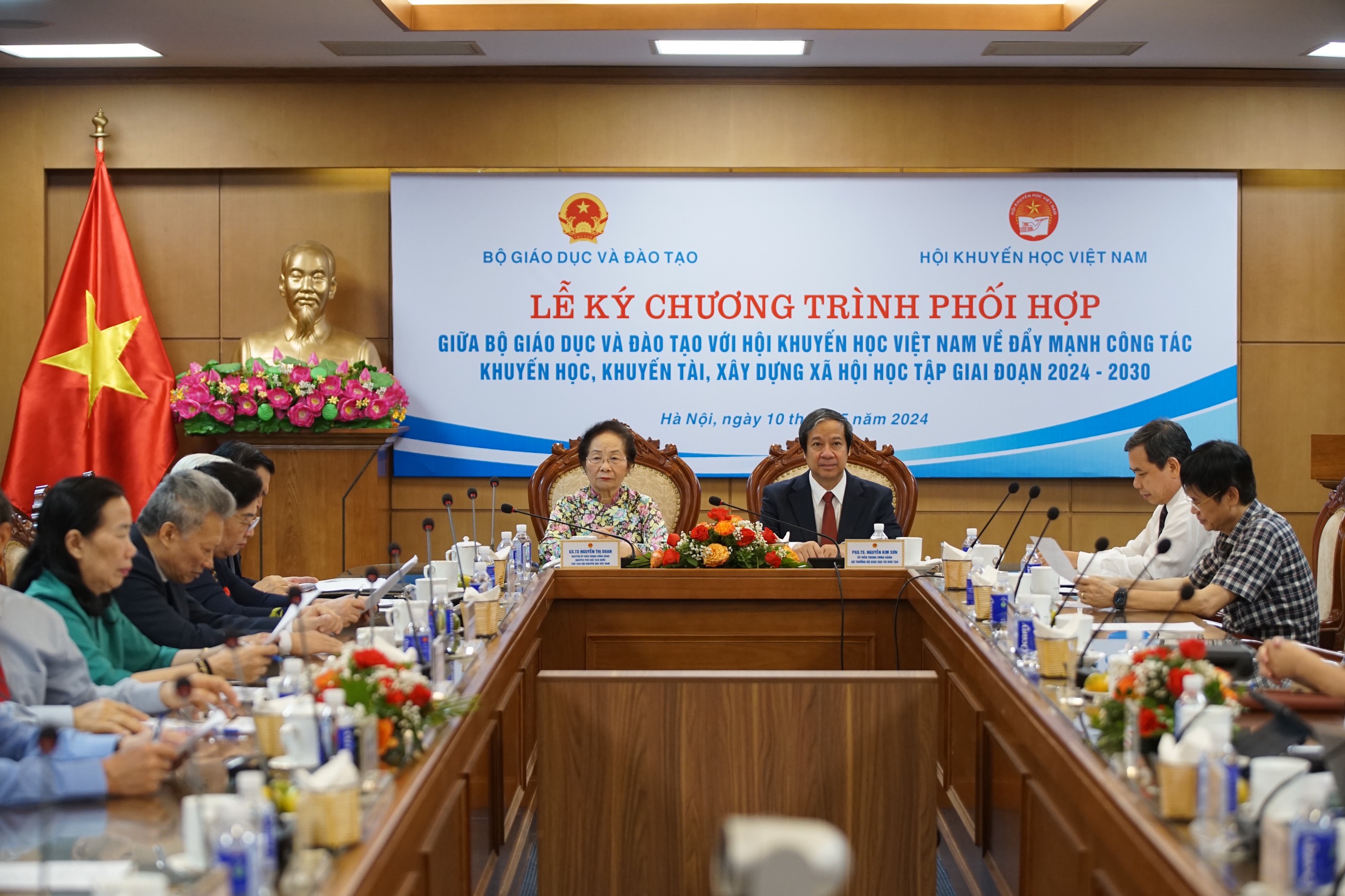 Chủ tịch Hội Khuyến học Việt Nam Nguyễn Thị Doan và Bộ trưởng Bộ GD&ĐT Nguyễn Kim Sơn chủ trì buổi lễ.