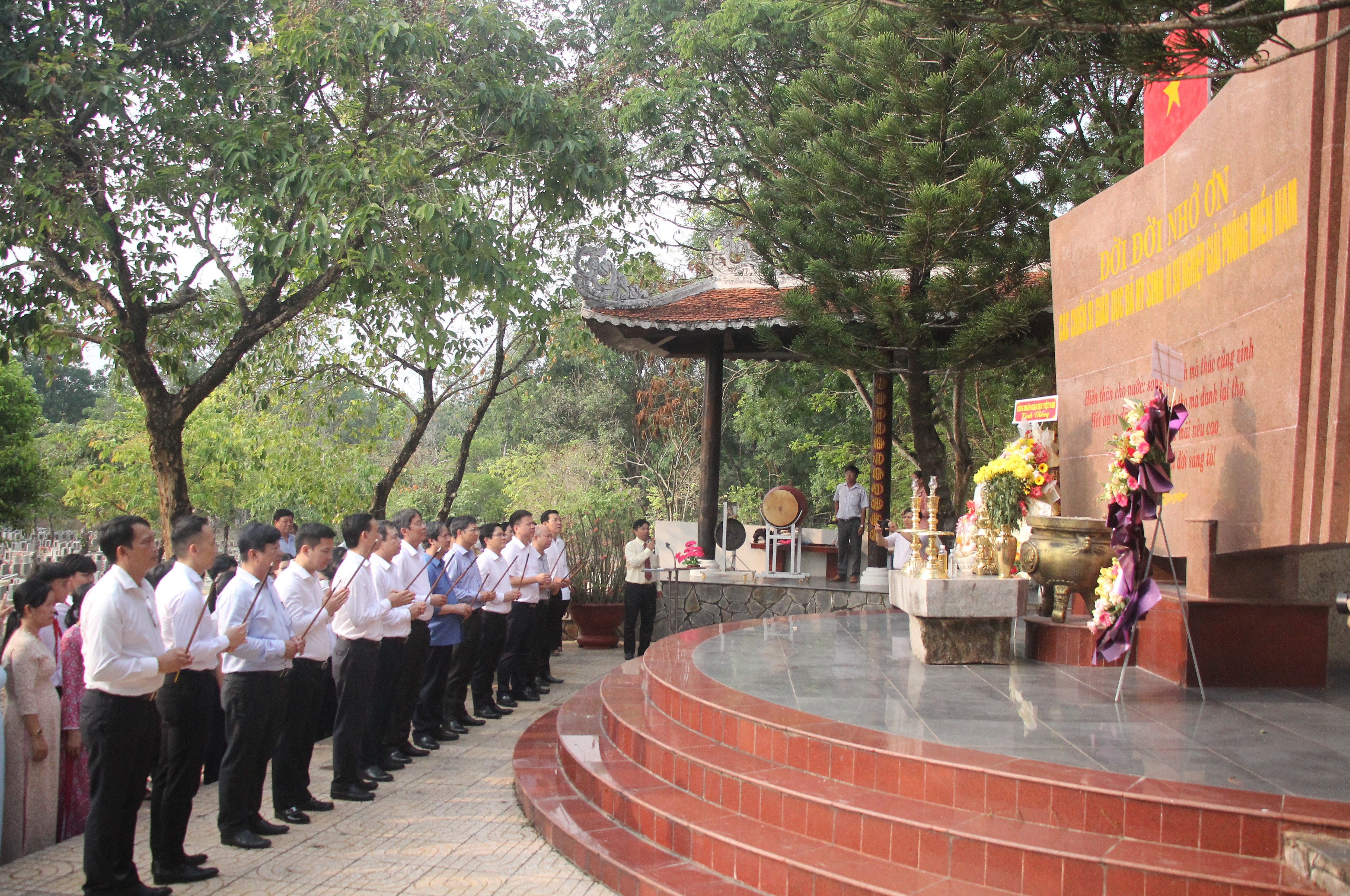 Bộ trưởng Nguyễn Kim Sơn cùng đoàn công tác, lãnh đạo tỉnh Tây Ninh cùng các thầy cô giáo, học sinh tỉnh Tây Ninh tưởng nhớ các chiến sĩ giáo dục đã hi sinh vì sự nghiệp giải phóng miền Nam.