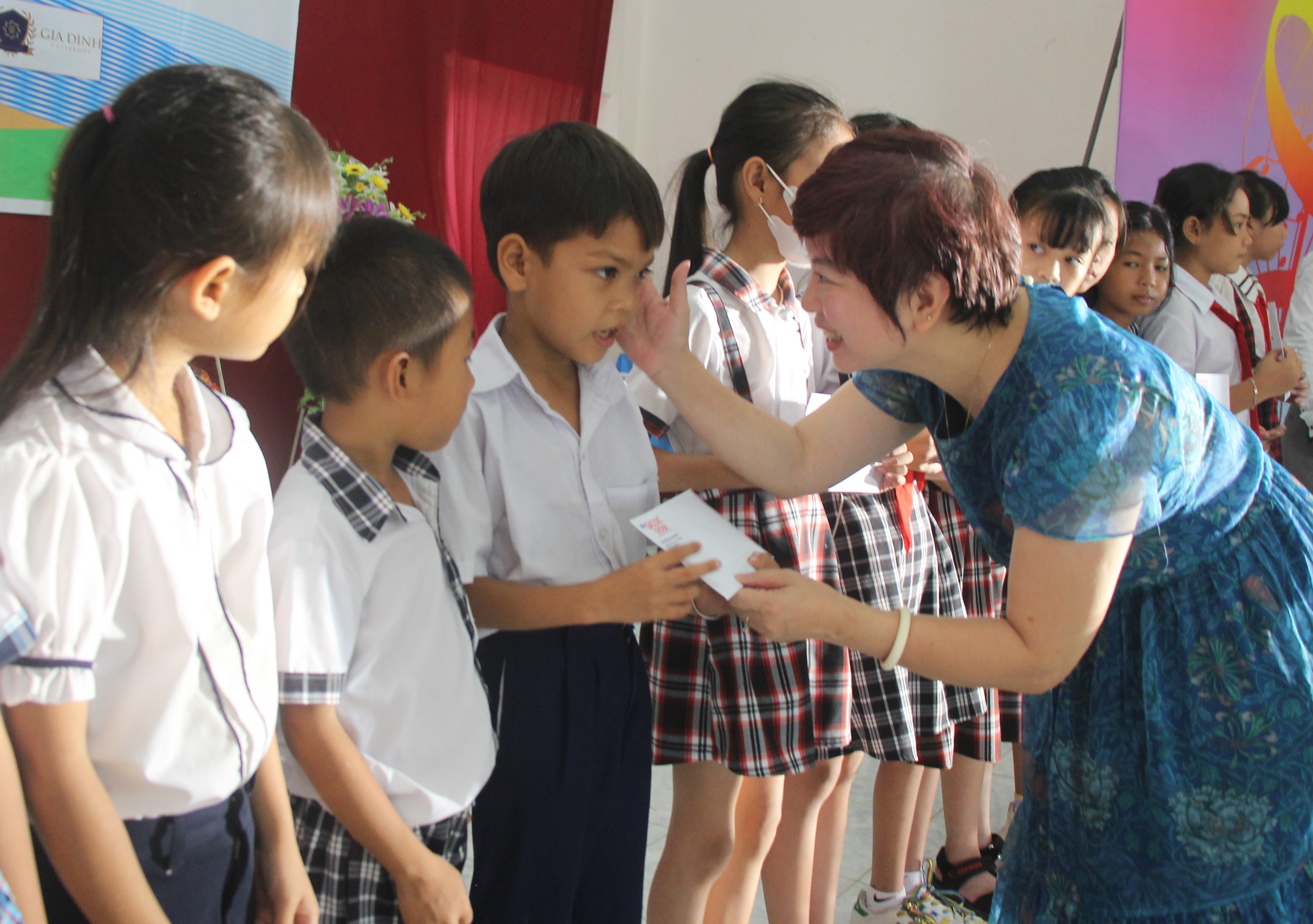 Báo Giáo dục và Thời đại ‘Tiếp sức tới trường’ tại Bình Thuận