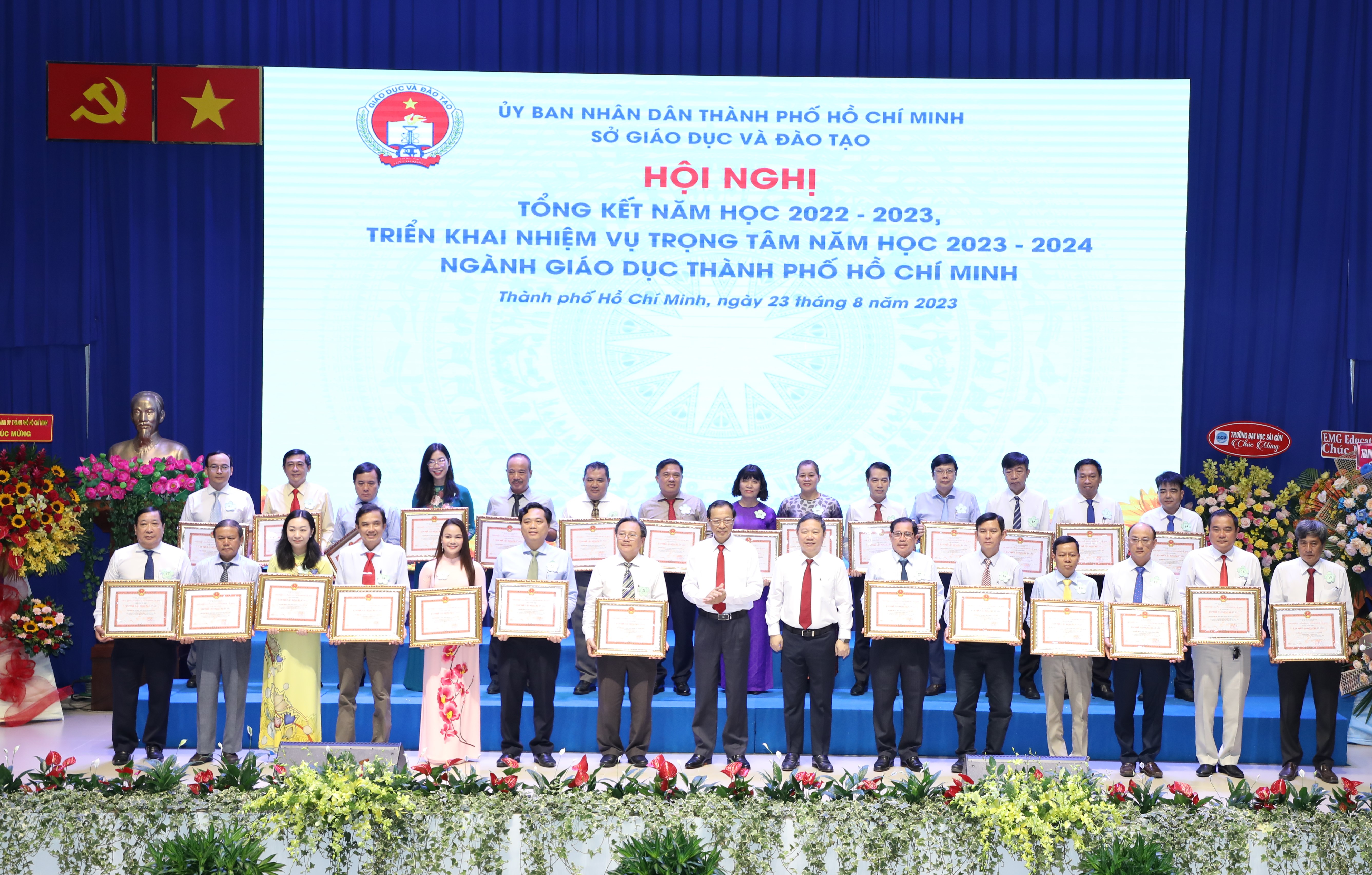 Thứ trưởng Phạm Ngọc Thưởng (hàng đầu thứ 8 từ trái qua) và ông Dương Anh Đức (hàng đầu thứ 7 từ phải qua) trao Bằng khen của UBND TPHCM cho các tập thể.