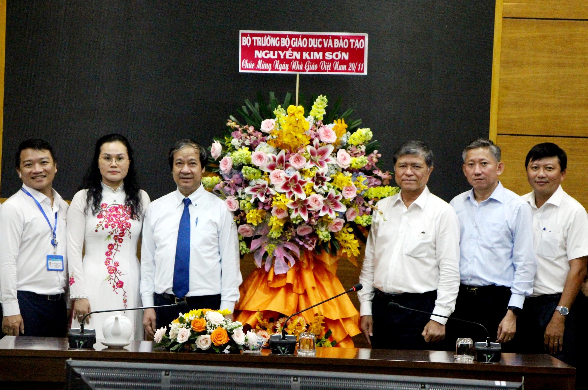  Bộ trưởng Bộ GD&ĐT Nguyễn Kim Sơn thăm, chúc mừng Sở GD&ĐT TPHCM.