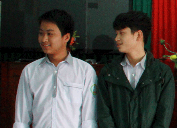 Em Nguyễn Thế Quỳnh (áo trắng) trong buổi lễ xuất quân dự thi học sinh giỏi toàn quốc năm học 2015-2016
