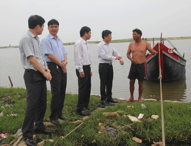 Ông Nguyễn Hữu Hoài  (Thứ hai từ phải qua) chia sẻ những khó khăn trước mắt đối với ngư dân
