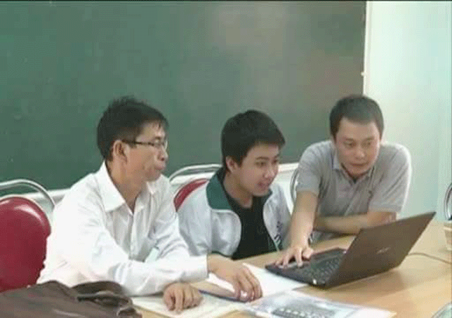 Em Quỳnh (giữa) được sự chỉ bảo tận tình của các giáo viên trong quá trình học tập của mình