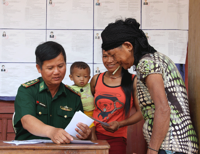 Các cán bộ Đồn Biên phòng cửa khẩu Quốc tế Cha Lo làm công tác chuẩn bị cho cử tri đi bầu cử