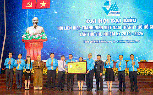 Bí thư Thành ủy TP.HCM Nguyễn Thiện Nhân trao tặng cho Hội Liên hiệp Thanh niên Việt Nam TP.HCM bảng Đồng của Ban Chấp hành Đảng bộ TPHCM 