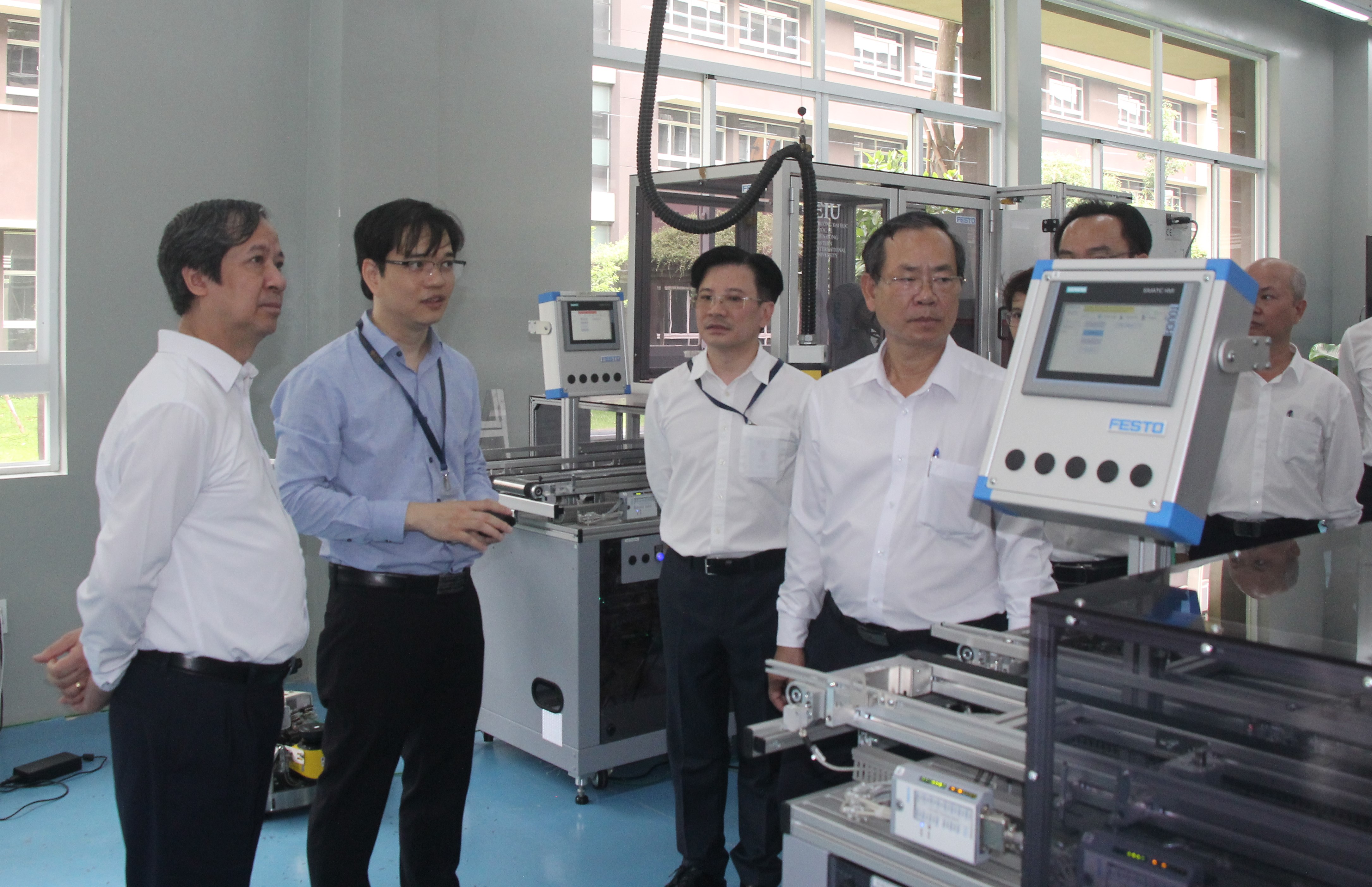 Bộ trưởng Bộ GD&ĐT Nguyễn Kim Sơn cùng đoàn công tác thăm cơ sở vật chất của Trường ĐH Quốc tế Miền Đông.
