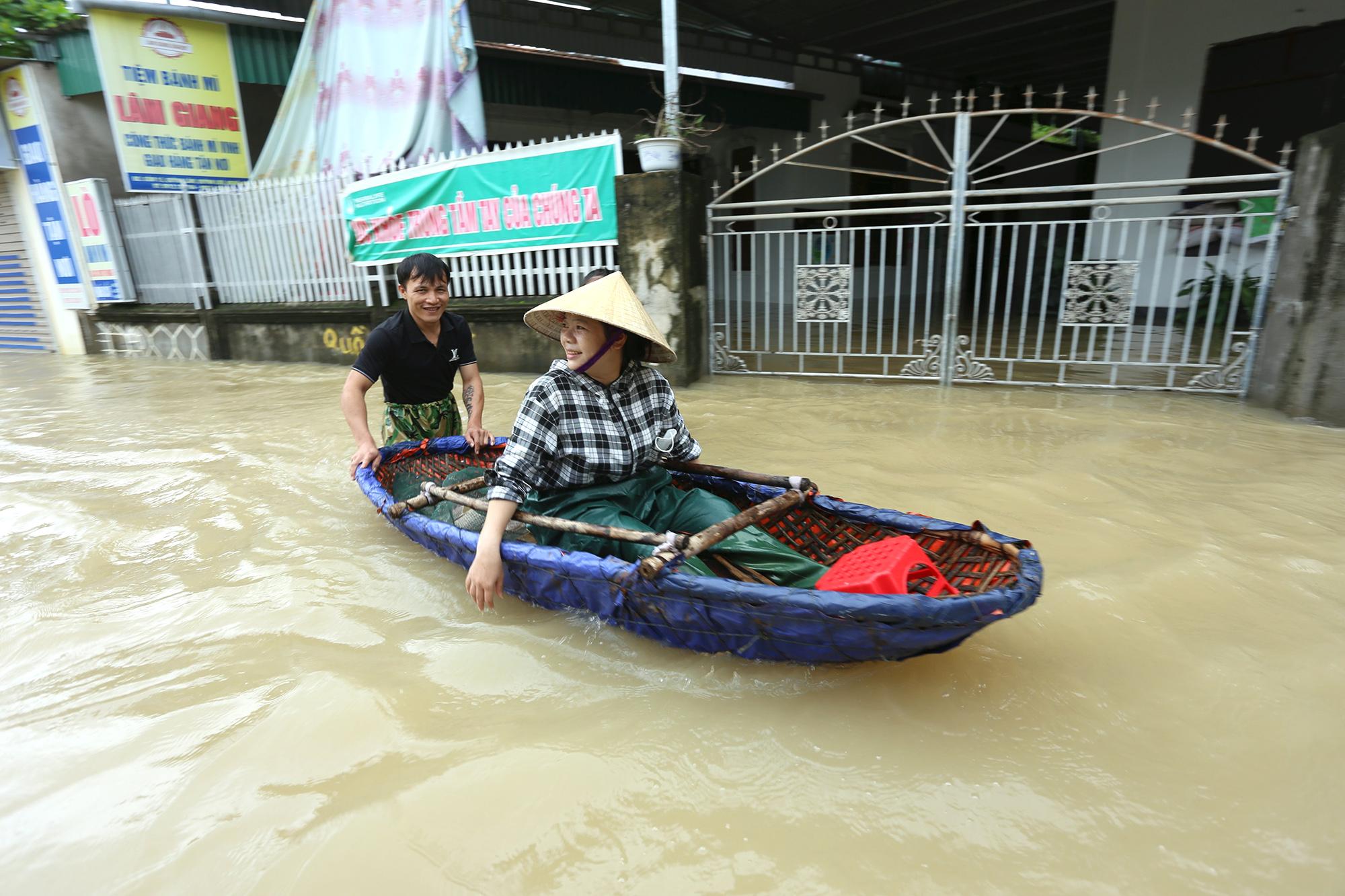 Nước ngập sâu, người dân xã Quỳnh Lâm phải đi lại bằng thuyền.