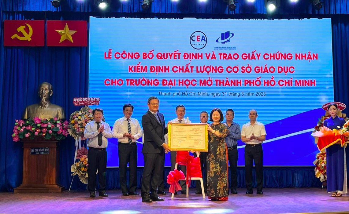 GS Nguyễn Minh Hà, Hiệu trưởng Trường ĐH Mở TPHCM đón nhận giấy chứng nhận đạt chuẩn kiểm định cơ sở chu kỳ 2.