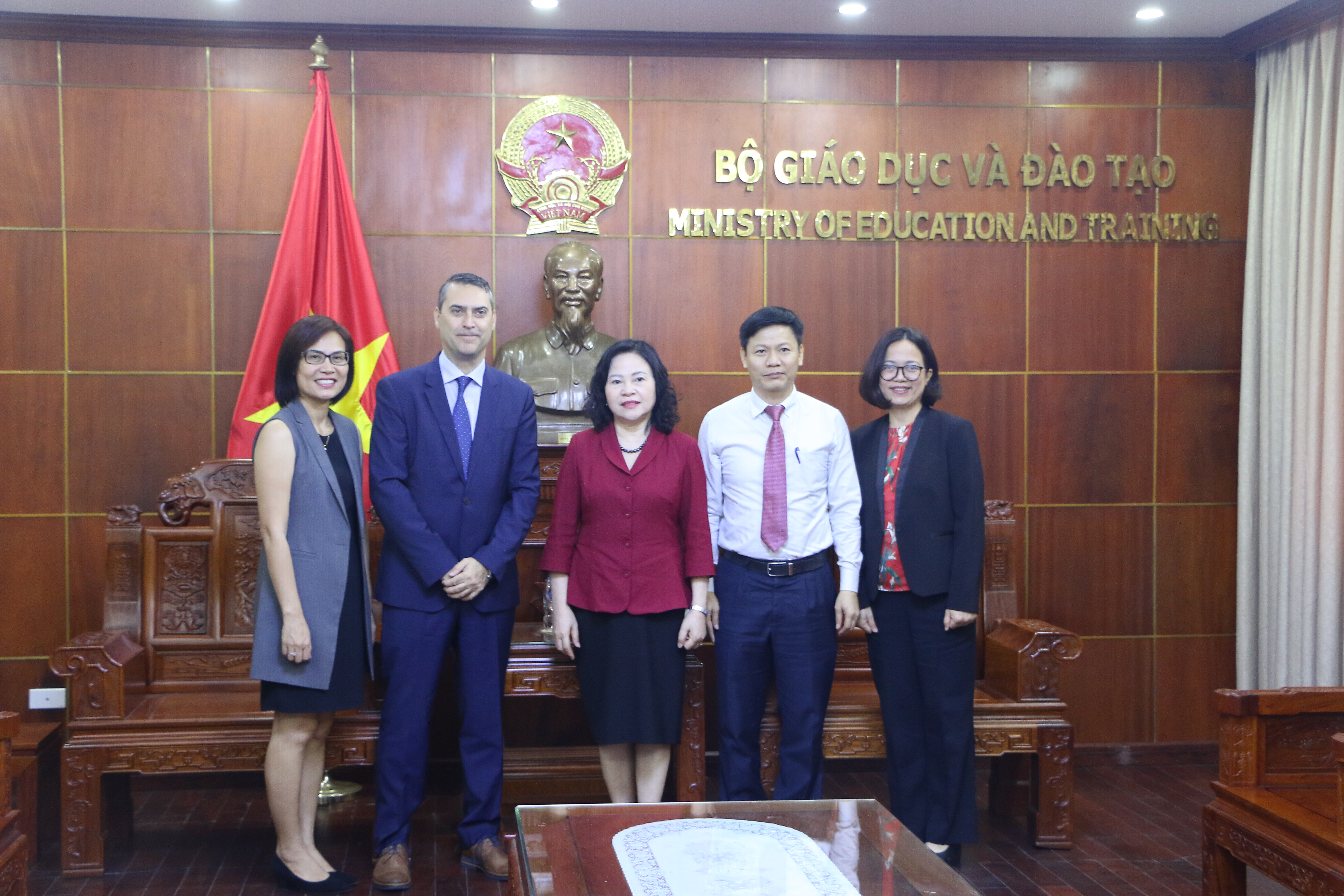 Thứ trưởng Ngô Thị Minh (giữa) cùng đại diện Công ty TNHH Nestlé Việt Nam tại buổi làm việc sáng 5/4 tại trụ sở Bộ GD&ĐT. 