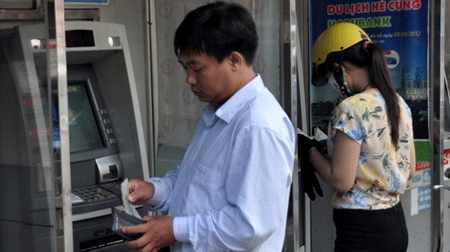 Phí âm thầm “bủa vây” người dùng thẻ ATM