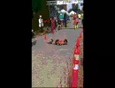 Chạy marathon gần đến đích thì bị ngã, cô gái dùng cách “độc” về đích  