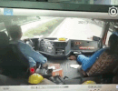 Không tưởng: Xe con chui qua gầm xe tải để vượt lên trên cao tốc  