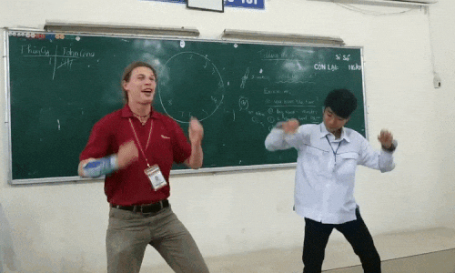 Thầy giáo Tây nhảy điêu luyện khiến học trò phấn khích