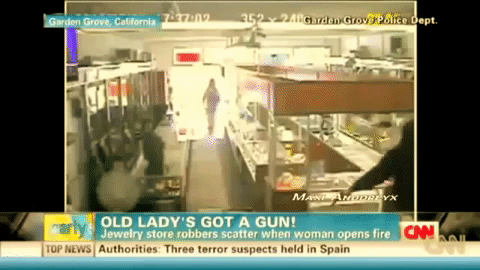 Cầm súng xông vào cửa hàng, 5 tên cướp đồng loạt chạy mất dép khi gặp nhân vật bí hiểm 