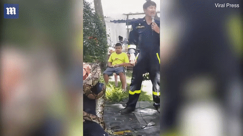 Thái Lan: Thị phạm cho học sinh, một lính cứu hỏa suýt bị trăn quấn mất mạng