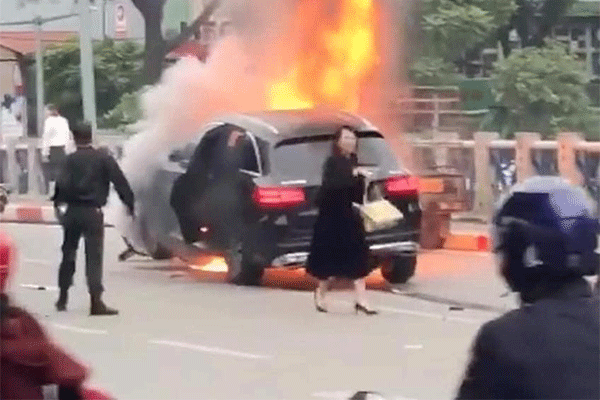 Người phụ nữ đi giày cao gót bước ra khỏi xe Mercedes GLC 250 sau khi xảy ra vụ tai nạn trên đường Lê Văn Lương sáng 20/11.