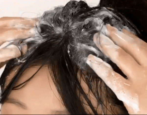Chà xát mạnh khi gội đầu khiến tóc dễ bị hư tổn.