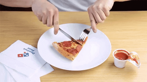 Bạn ăn pizza với dao, dĩa...