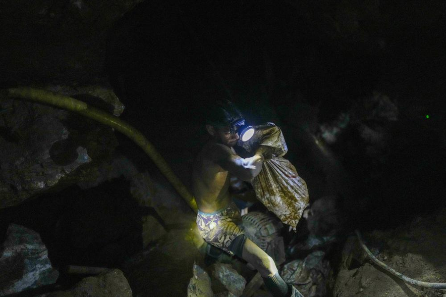 Công việc chui xuống địa ngục ở các mỏ vàng Venezuela