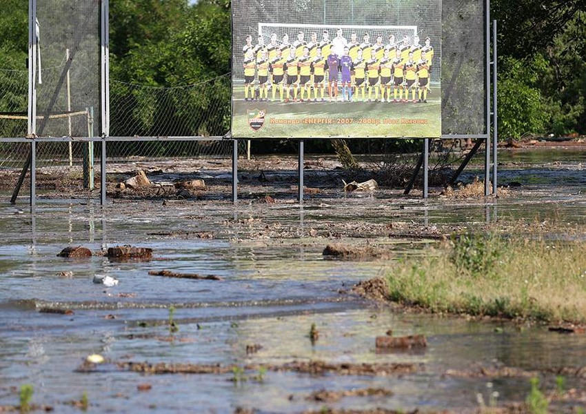 Chùm ảnh nhà máy thủy điện Kakhovka ngập lụt sau khi bị pháo kích