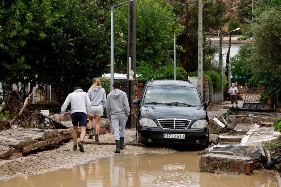 Chùm ảnh lũ quét cuốn trôi ô tô sau mưa xối xả ở Tây Ban Nha