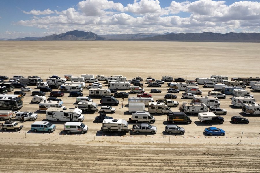 Chùm ảnh hành trình trở về của hàng nghìn người mắc kẹt trên sa mạc Mỹ