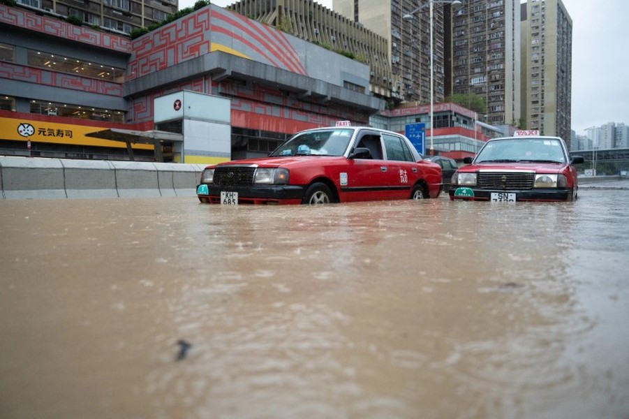 Hình ảnh Hong Kong tê liệt vì lũ lụt sau bão Haikui