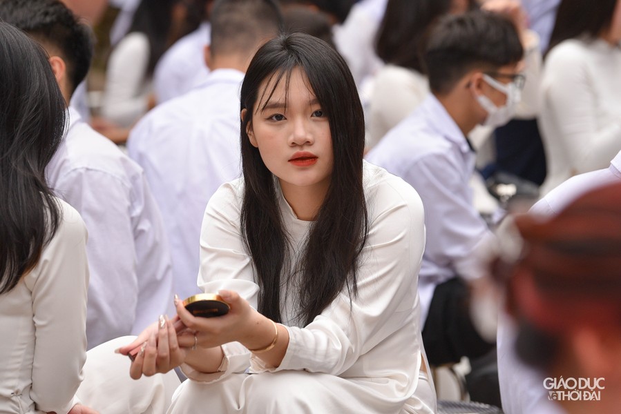 Nữ sinh trường Trần Phú xúc động ngày chia tay cuối cấp