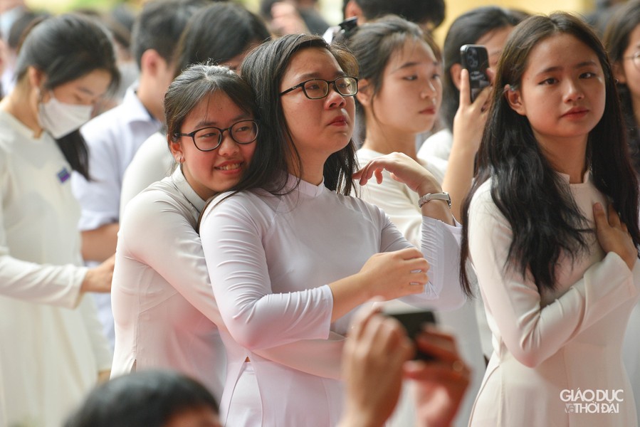 Nữ sinh trường Trần Phú xúc động ngày chia tay cuối cấp ảnh 18