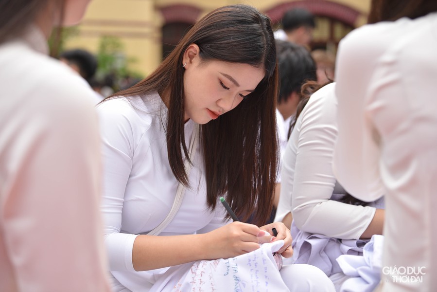 Nữ sinh trường Trần Phú xúc động ngày chia tay cuối cấp ảnh 12