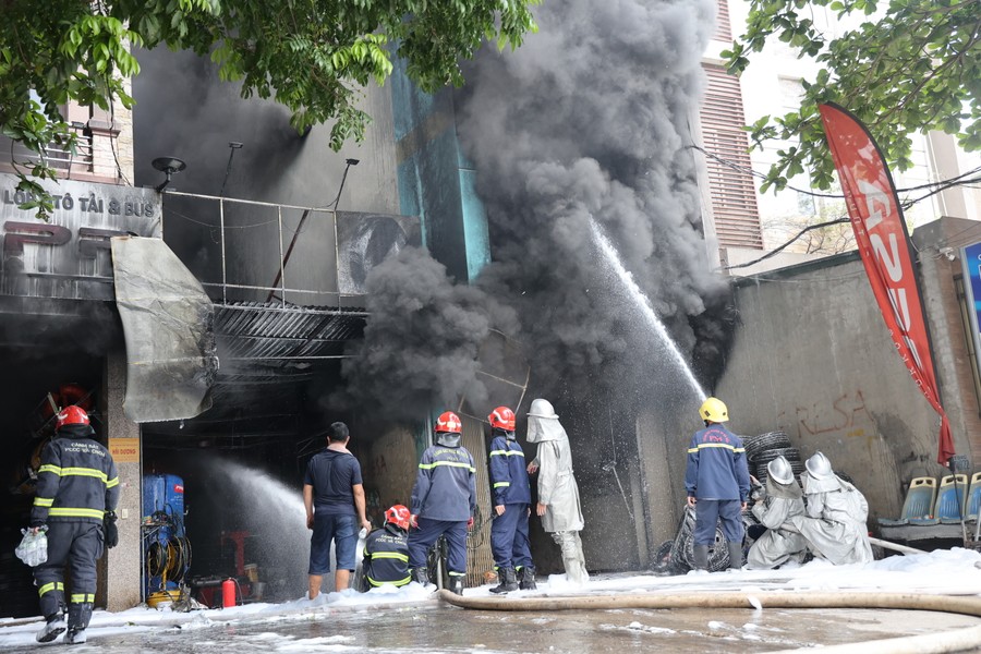Cháy lớn thiêu rụi 3 ngôi nhà ở Hà Nội