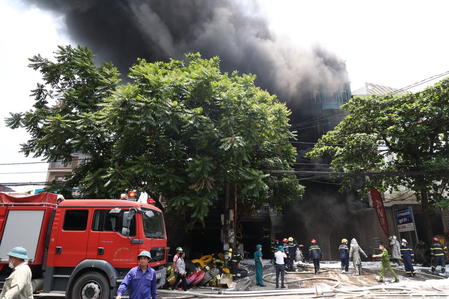 Cháy lớn thiêu rụi 3 ngôi nhà ở Hà Nội