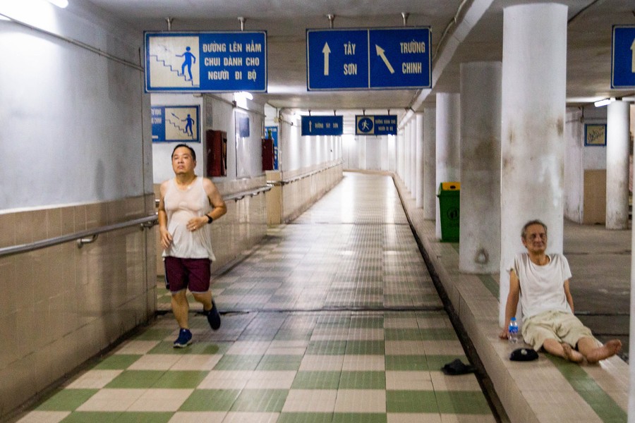 Người Hà Nội xuống hầm đi bộ tập thể dục tránh nắng nóng