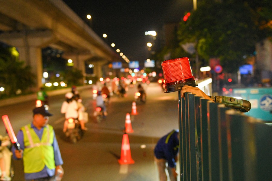 Rào chắn đường Nguyễn Trãi trong đêm