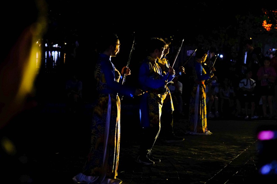 Hình ảnh phố đi bộ hồ Hoàn Kiếm khác lạ về đêm