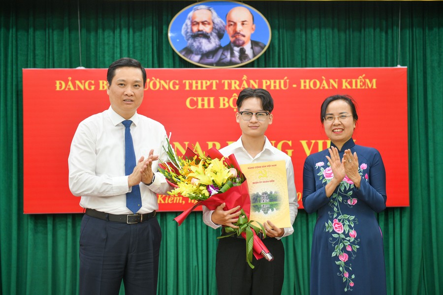 Học sinh Hà Nội xúc động đọc lời thề khi được kết nạp Đảng