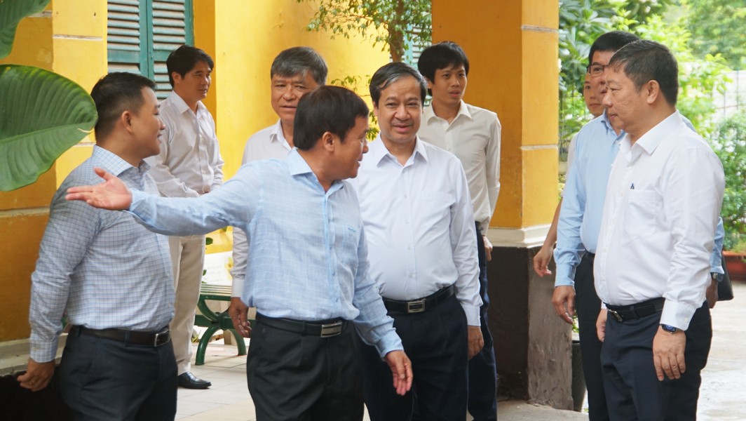 Bộ trưởng Nguyễn Kim Sơn kiểm tra các điểm thi tại TPHCM