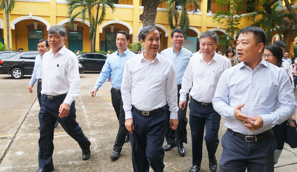 Bộ trưởng Nguyễn Kim Sơn kiểm tra các điểm thi tại TPHCM
