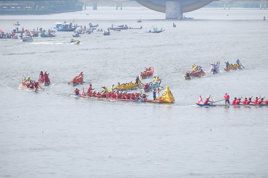 Người Đà Nẵng đội nắng, trèo cây cổ vũ đua thuyền trên sông Hàn