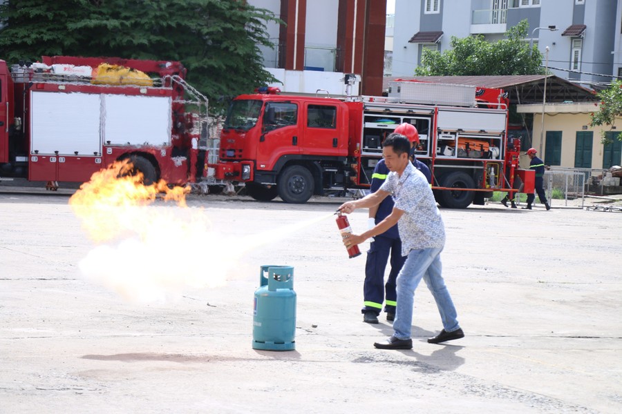 Học sinh Đà Nẵng được 'cầm tay chỉ việc' cách thoát hiểm khi hỏa hoạn