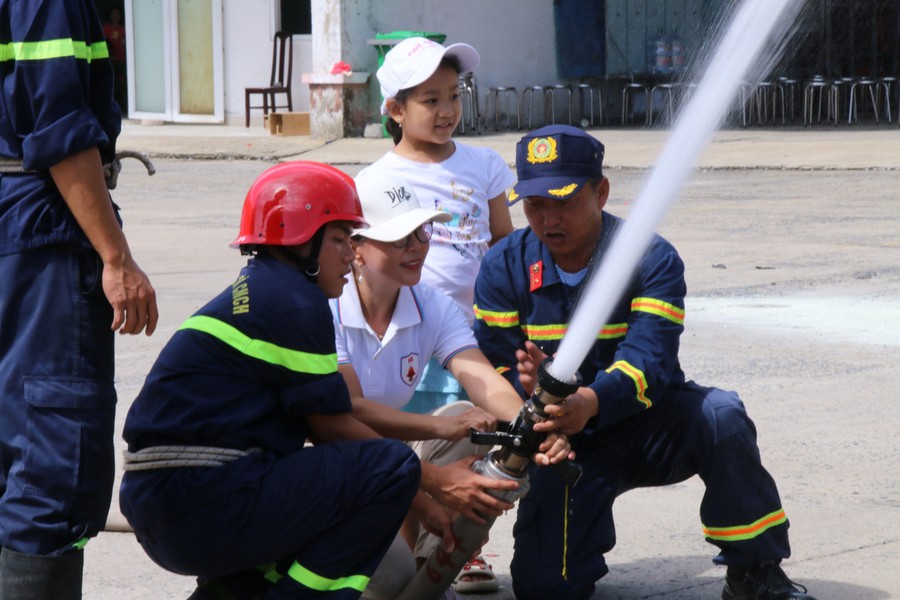 Học sinh Đà Nẵng được 'cầm tay chỉ việc' cách thoát hiểm khi hỏa hoạn