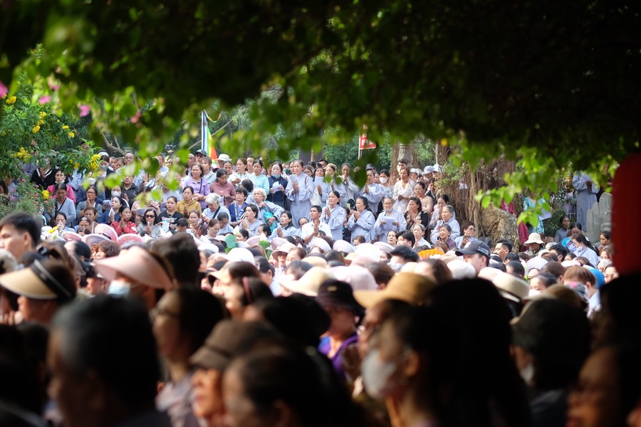 Hàng ngàn du khách chen chân dự lễ hội Quán Thế Âm