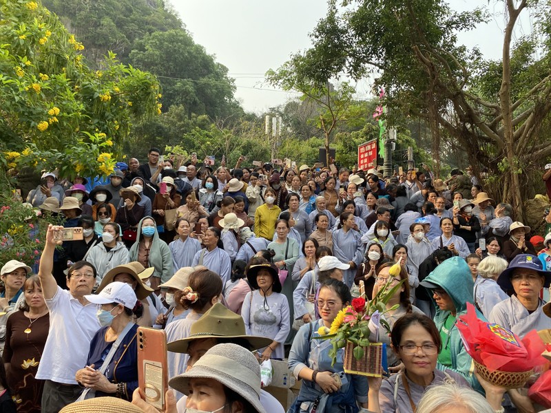 Hàng ngàn du khách chen chân dự lễ hội Quán Thế Âm